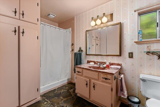 385 Manzanita Ln, Redding, CA 96002 - full bathroom featuring wallpapered walls, toilet, vanity, and a shower with shower curtain