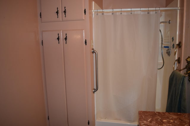 bathroom featuring a shower with shower curtain