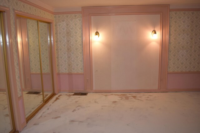 385 Manzanita Ln, Redding, CA 96002 - empty room featuring wallpapered walls