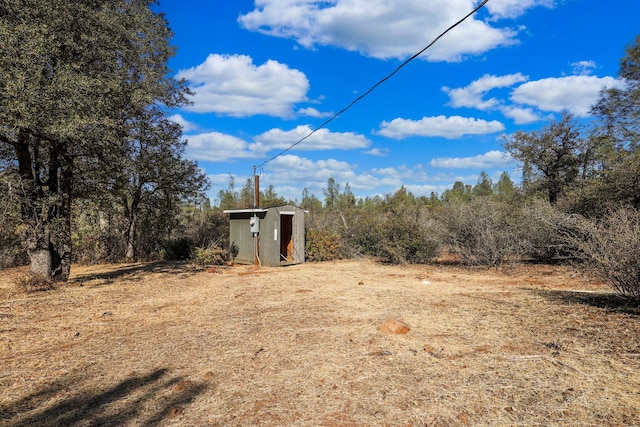 view of yard with a storage unit