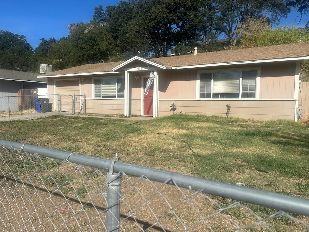 single story home with a front yard