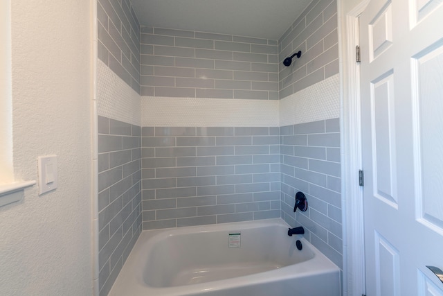 bathroom featuring tiled shower / bath combo