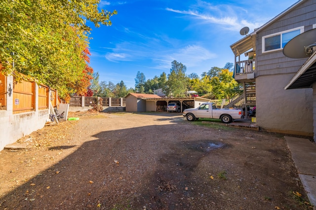 view of yard featuring a storage shed