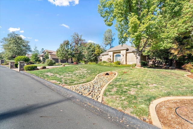 view of front of property featuring a front lawn