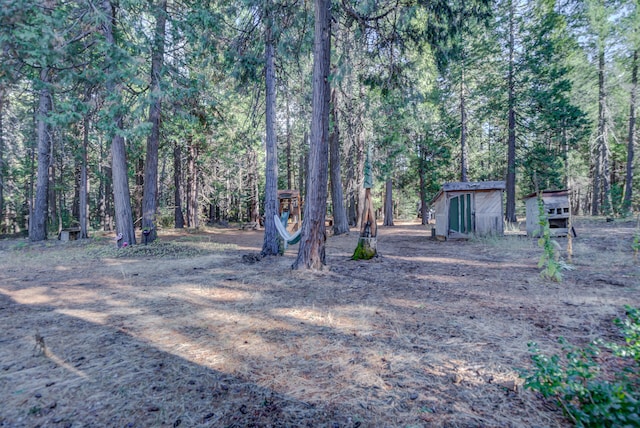 view of yard featuring a storage shed