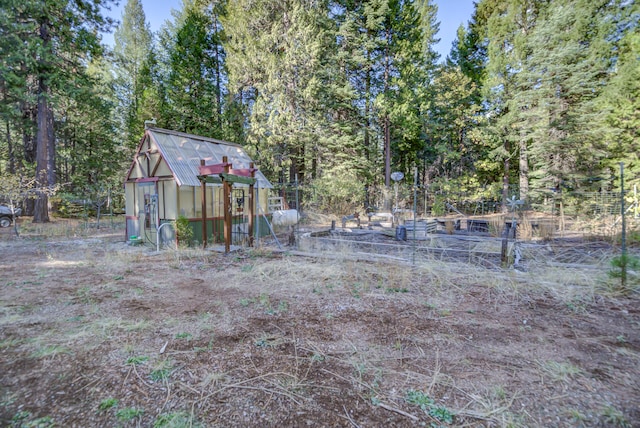 view of yard featuring an outbuilding