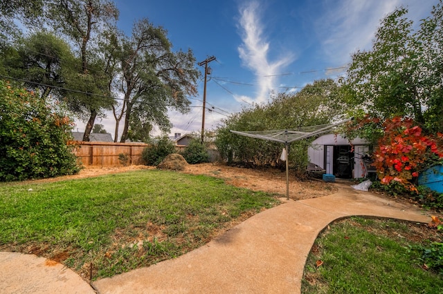 view of yard featuring a storage shed