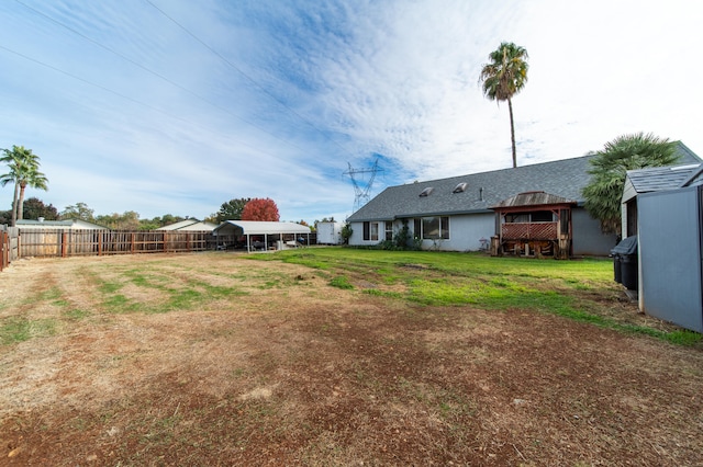 view of yard featuring an outbuilding