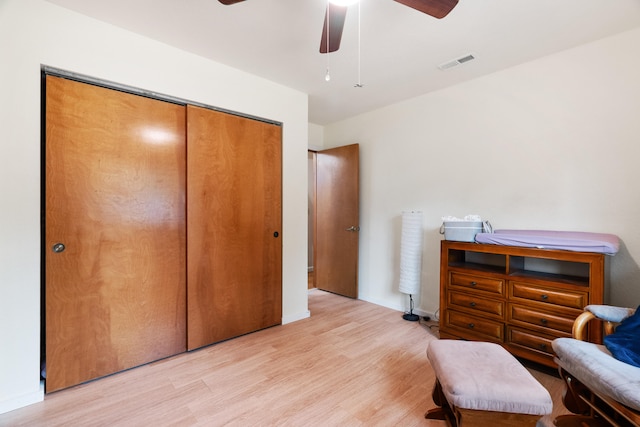 living area featuring light wood-type flooring and ceiling fan