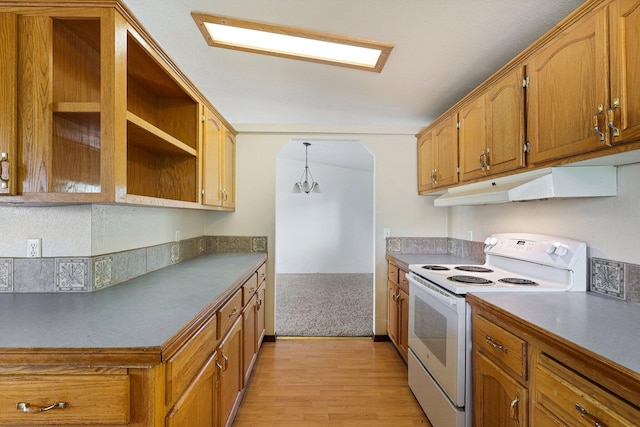 kitchen featuring vaulted ceiling, light hardwood / wood-style flooring, decorative light fixtures, and white electric stove