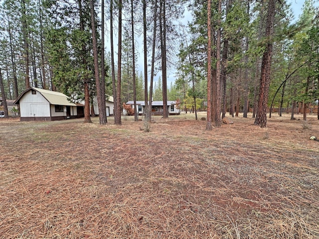 view of yard featuring an outbuilding