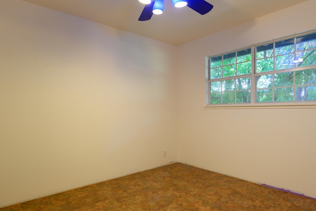 unfurnished room with carpet and ceiling fan