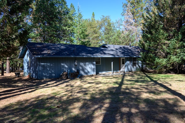 back of house featuring a yard