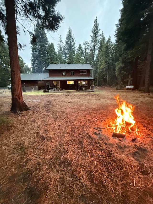 view of yard featuring a fire pit