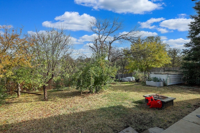 view of yard with a swimming pool