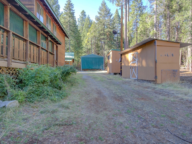 view of yard featuring a storage unit