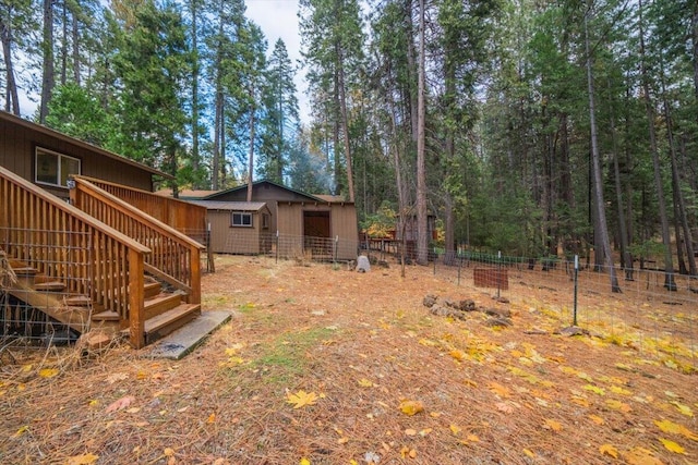 view of yard featuring an outbuilding