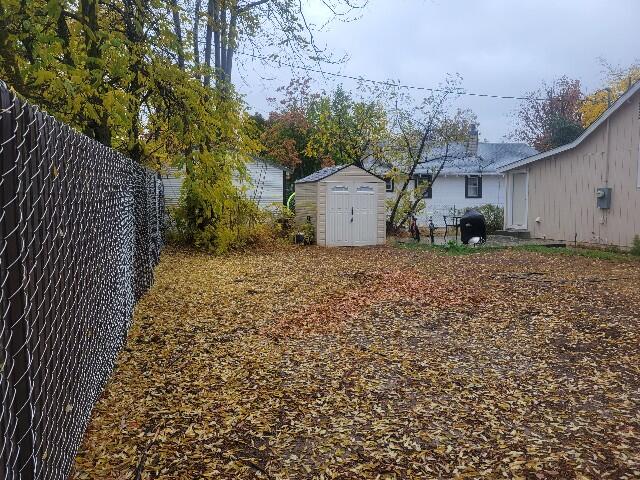 view of yard featuring a storage unit