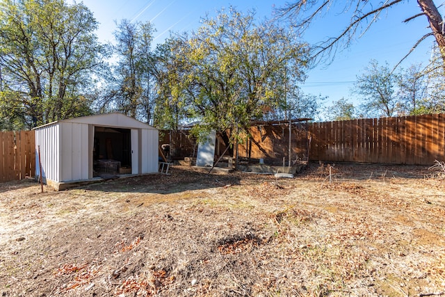 view of yard featuring a storage shed