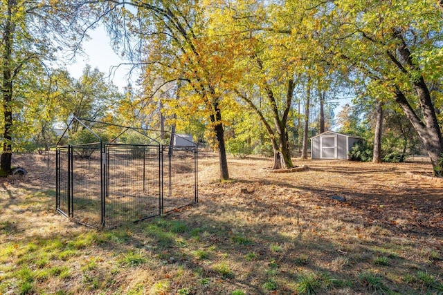 view of yard with an outdoor structure