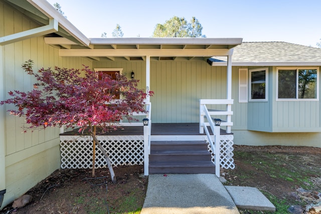 property entrance featuring a porch