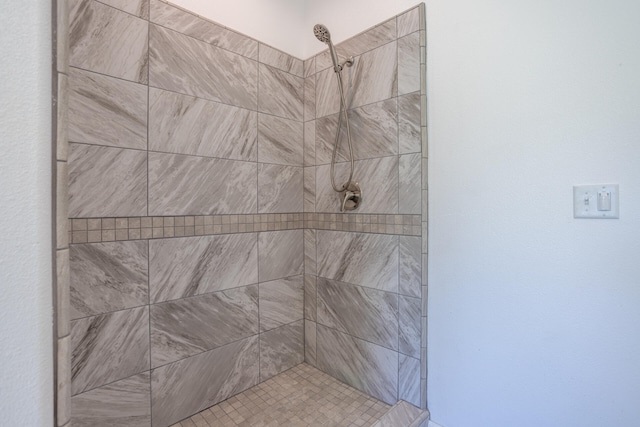 bathroom featuring a tile shower