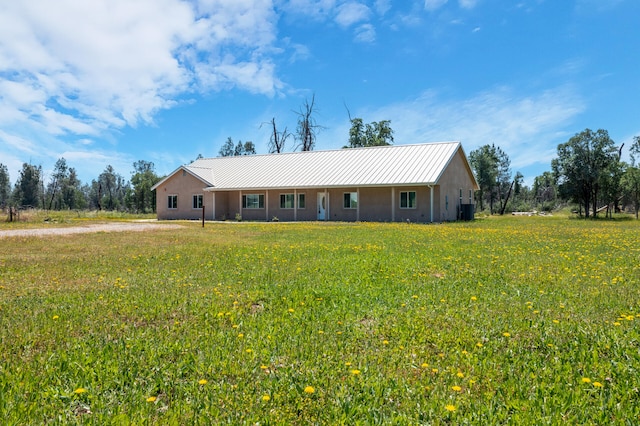 single story home with a front lawn