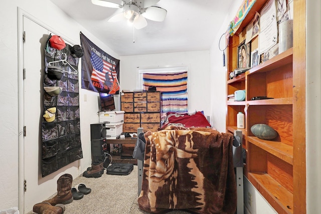 walk in closet with carpet and ceiling fan