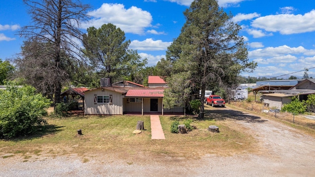 view of front facade with a front yard