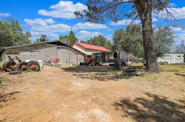 view of yard featuring an outdoor structure