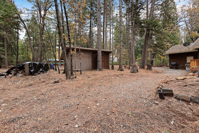 view of yard with an outbuilding