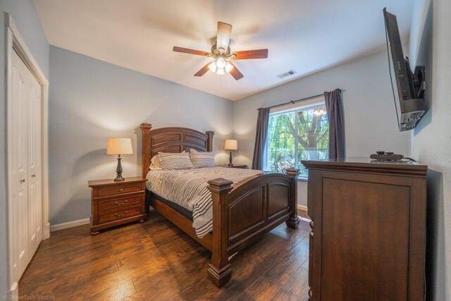 bedroom featuring ceiling fan, dark hardwood / wood-style floors, and a closet