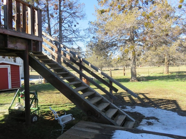 view of yard with a storage unit