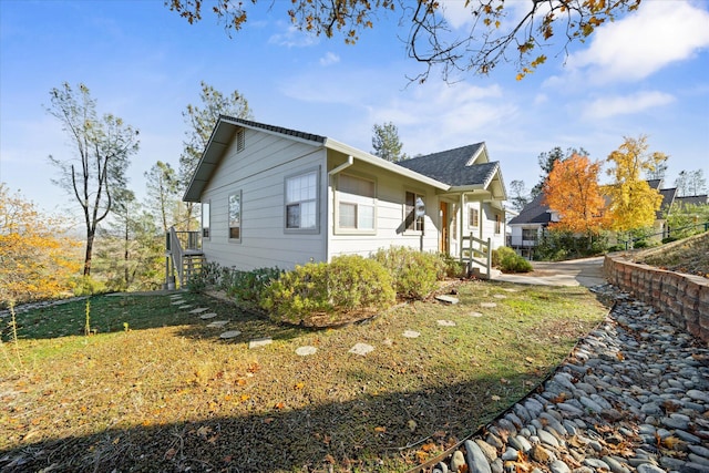 view of side of property featuring a lawn