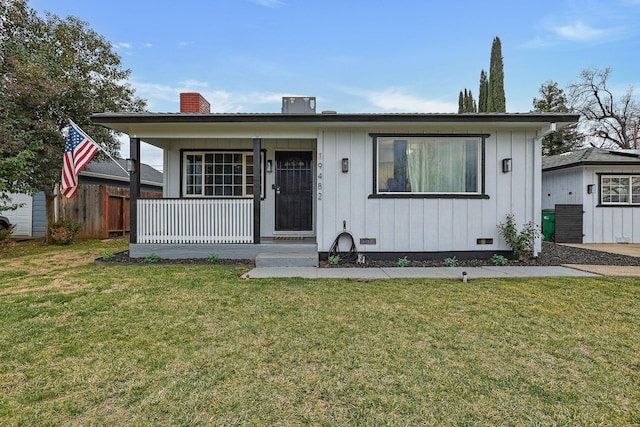 view of front facade with covered porch and a front lawn