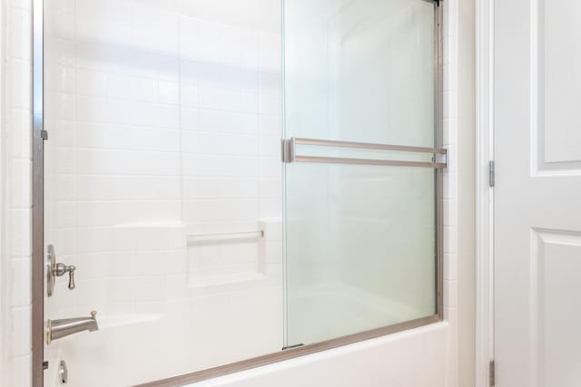 bathroom with enclosed tub / shower combo