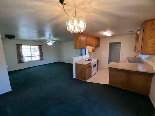 kitchen with sink, white gas range oven, a textured ceiling, decorative light fixtures, and light colored carpet