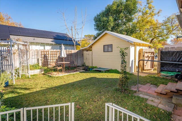 view of yard featuring a shed