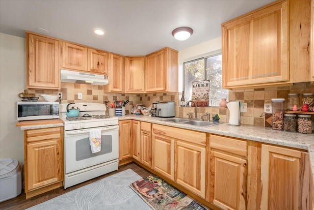 kitchen with sink, dark wood-type flooring, tasteful backsplash, white range with gas stovetop, and light brown cabinetry