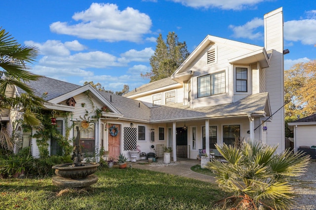 view of front of home featuring a front lawn