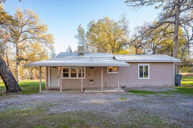 view of front of property featuring central air condition unit and a front yard