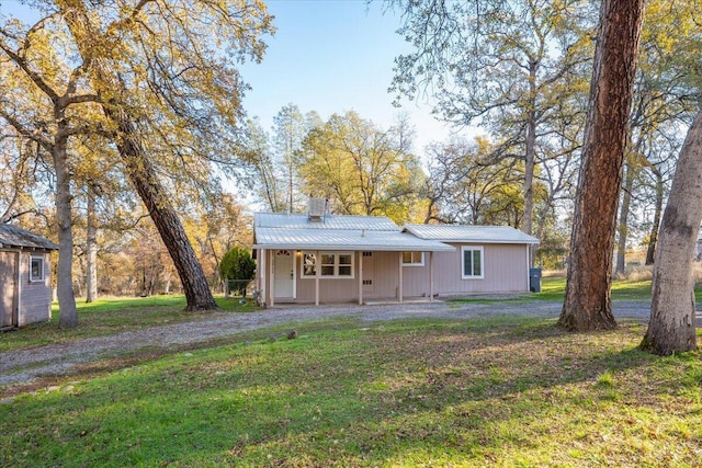 view of front of house with a front lawn and covered porch