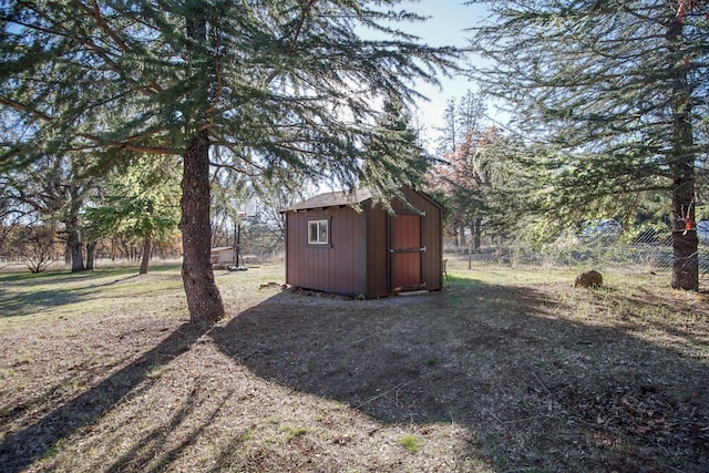 view of yard featuring a storage unit