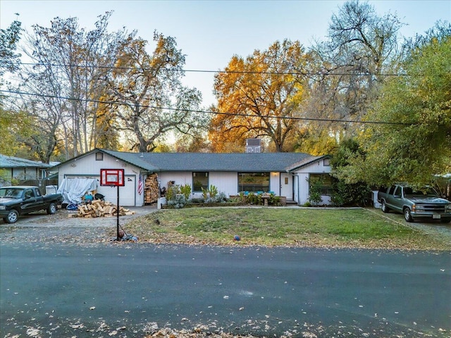 ranch-style house featuring a front yard