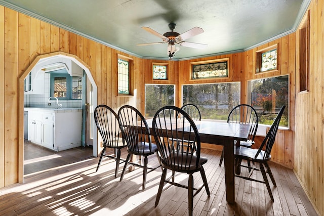 dining area featuring hardwood / wood-style flooring, ceiling fan, and ornamental molding