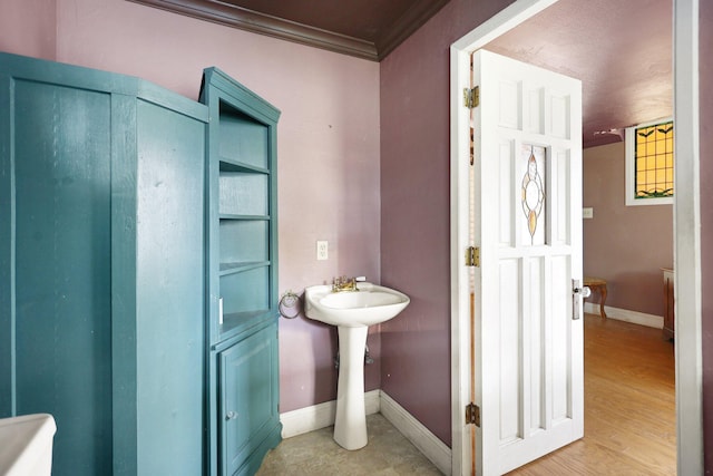 bathroom featuring ornamental molding