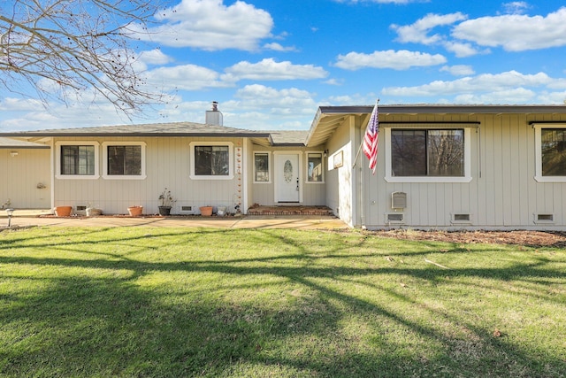 view of front of house featuring a front lawn