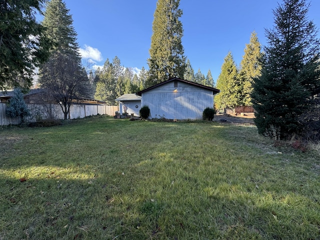 view of yard with an outdoor structure