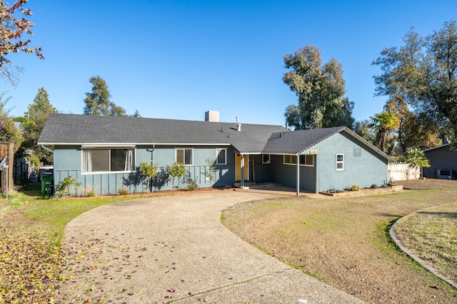 ranch-style house featuring a front lawn