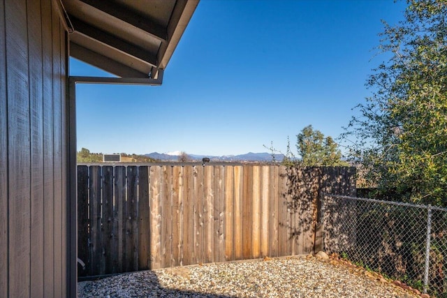 view of yard featuring a mountain view